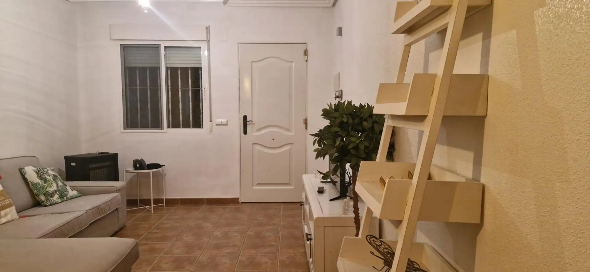 Einfamilien-Reihenhaus zur Miete in Elche / Elx mit Privatgarten, Terrasse und Möbliert