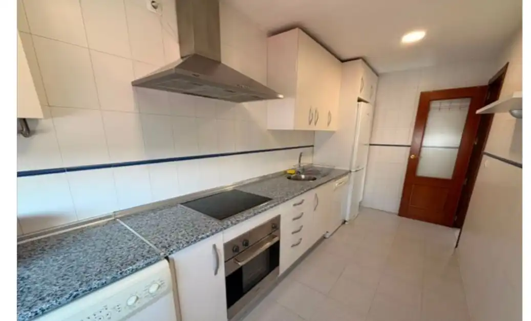 Küche von Wohnung zum Verkauf in Sevilla mit Klimaanlage, Privatgarten und Möbliert
