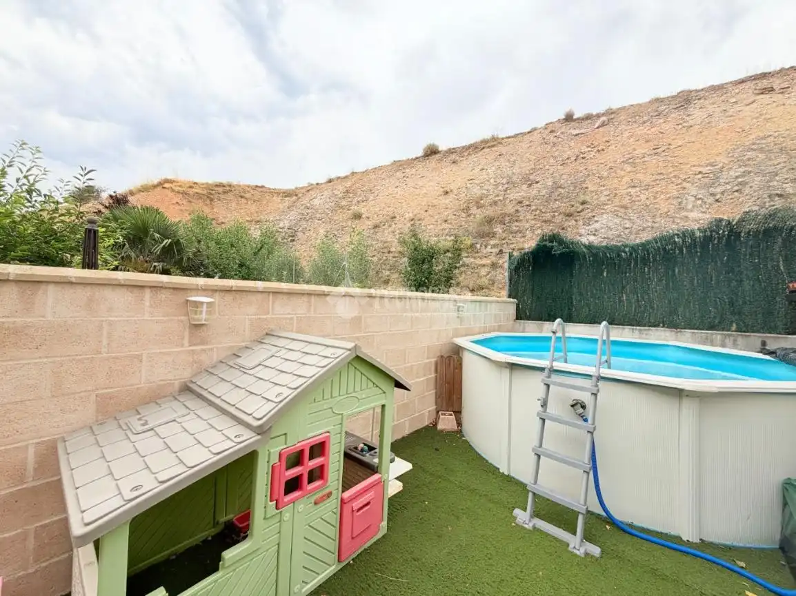 Casa adosada en venta en Hontanares de Eresma con Calefacción