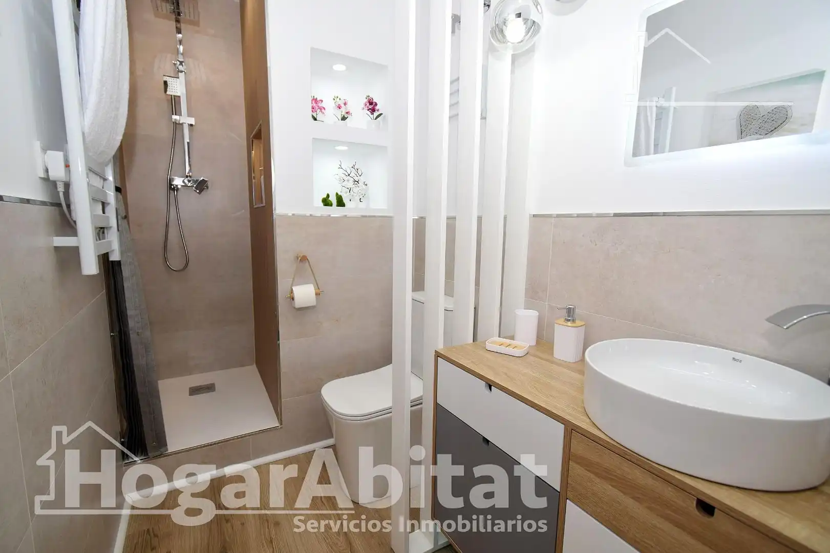 Bathroom of Attic for sale in Picassent  with Parquet flooring, Terrace and Furnished