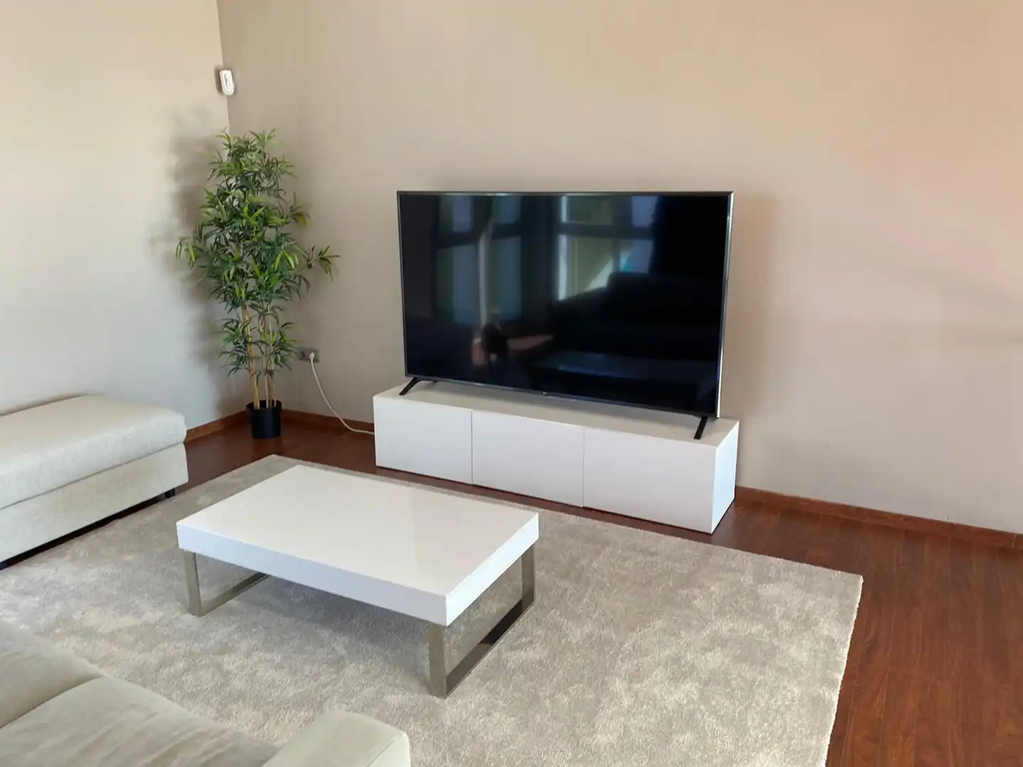 Sala de estar de Casa adosada de alquiler con opción a compra en Benahavís con Aire acondicionado, Terraza y Trastero
