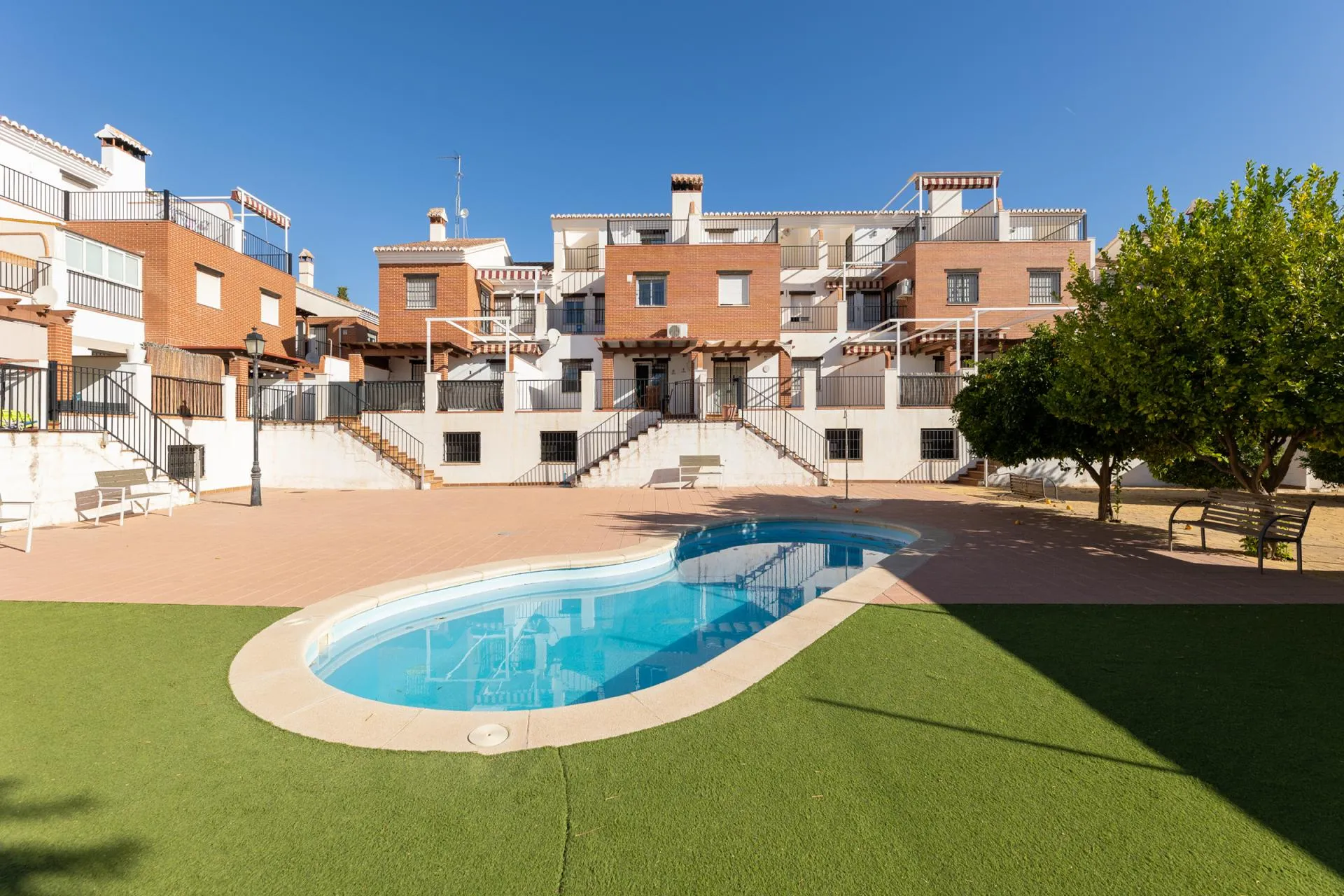 Vista exterior de Casa adosada en venta en Atarfe con Aire acondicionado, Calefacción y Amueblado