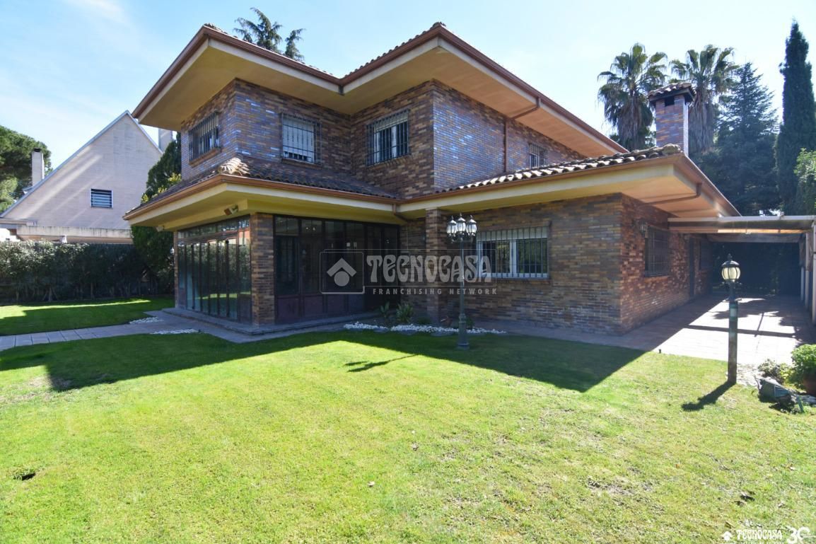 Vista exterior de Casa o xalet en venda en Villaviciosa de Odón amb Aire condicionat, Calefacció i Jardí privat