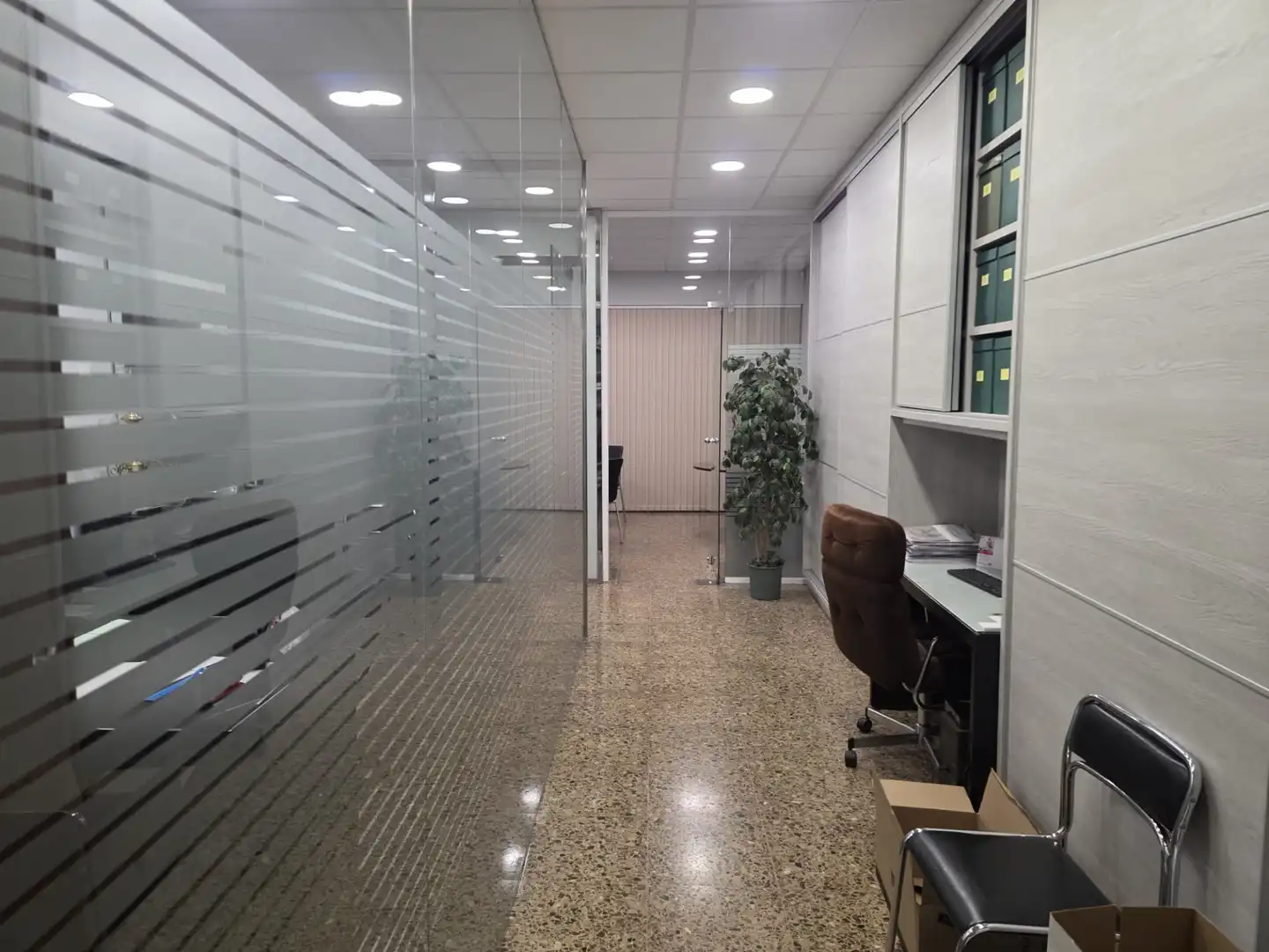 Büro zur Miete in Esplugues de Llobregat mit Klimaanlage, Heizung und Möbliert