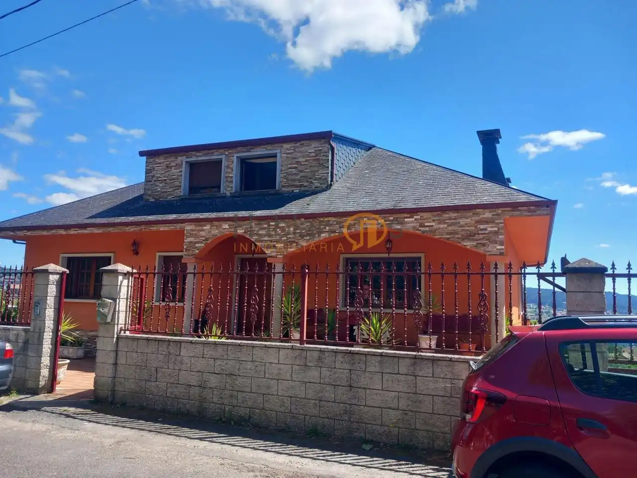 Vista exterior de Casa o xalet en venda en Vilagarcía de Arousa amb Calefacció, Jardí privat i Terrassa