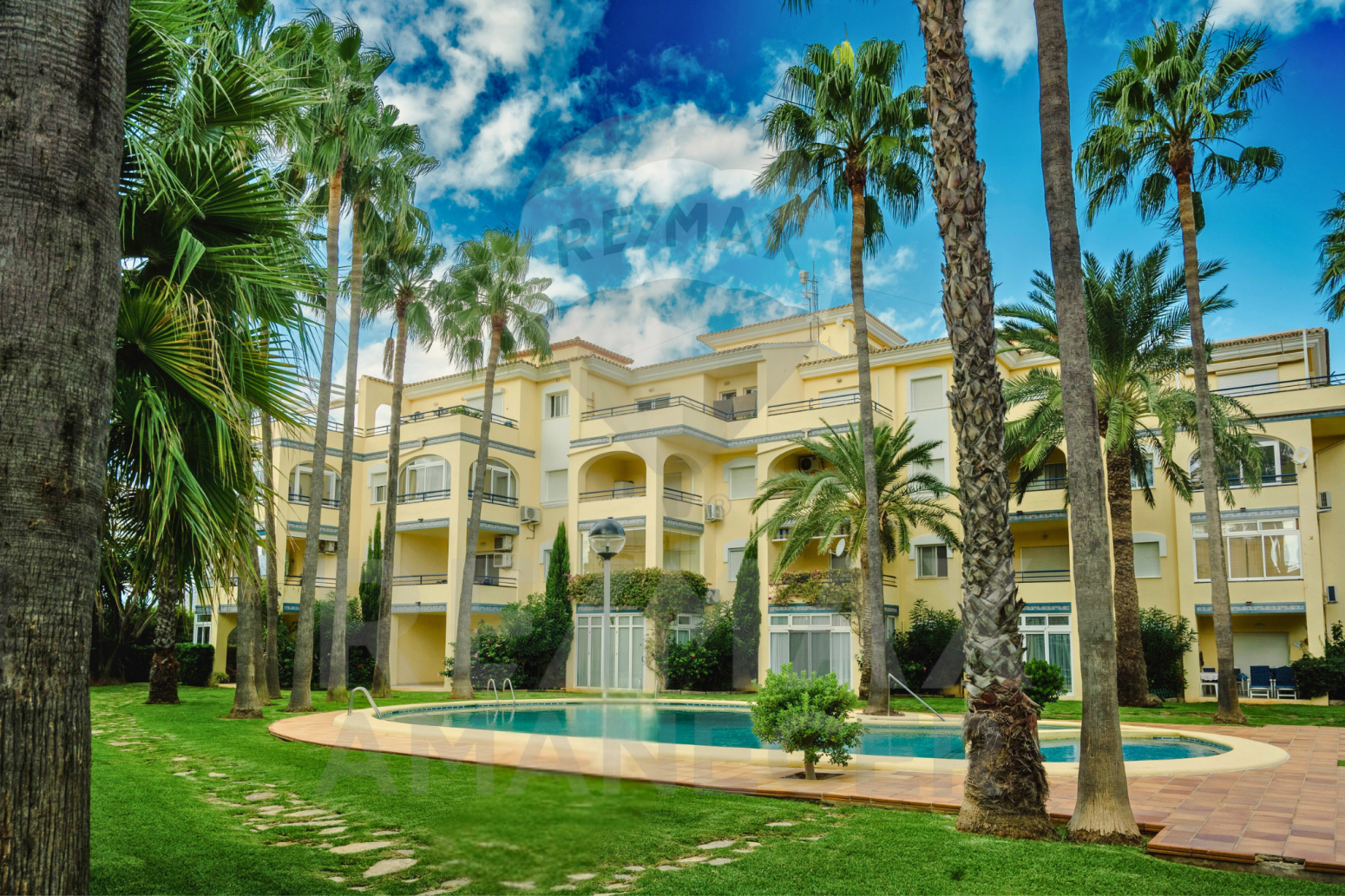 Vista exterior de Pis en venda en Dénia amb Aire condicionat, Terrassa i Piscina