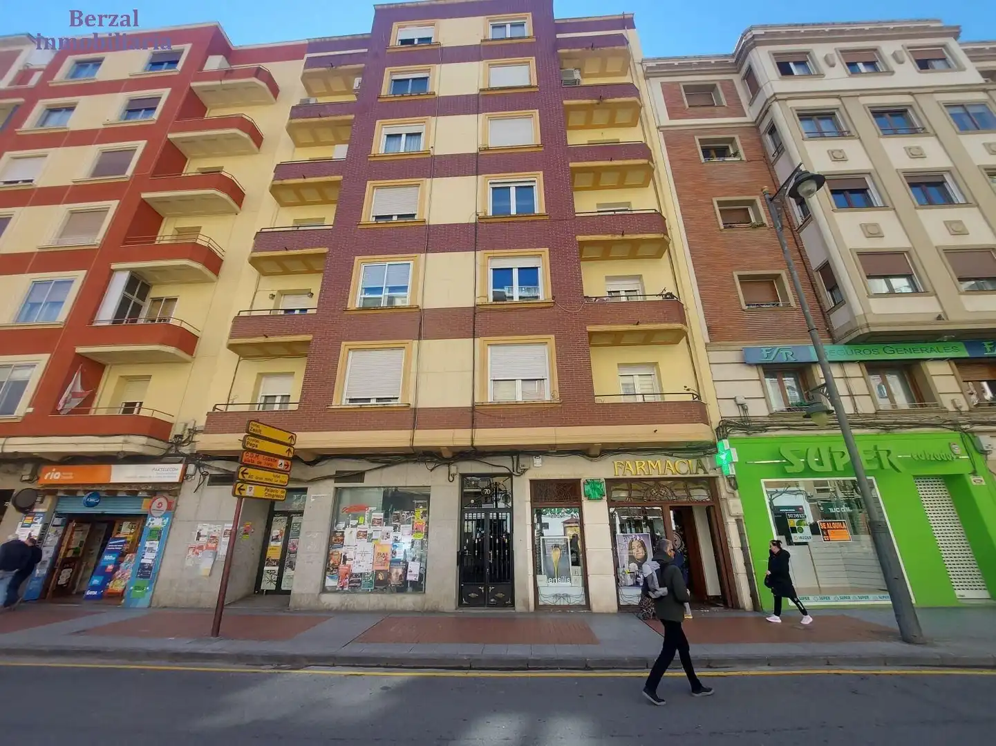 Vista exterior de Pis en venda en  Logroño amb Calefacció, Terrassa i Balcó