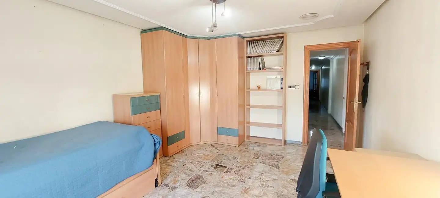 Habitación de Piso de alquiler en Elche / Elx con Amueblado y Balcón