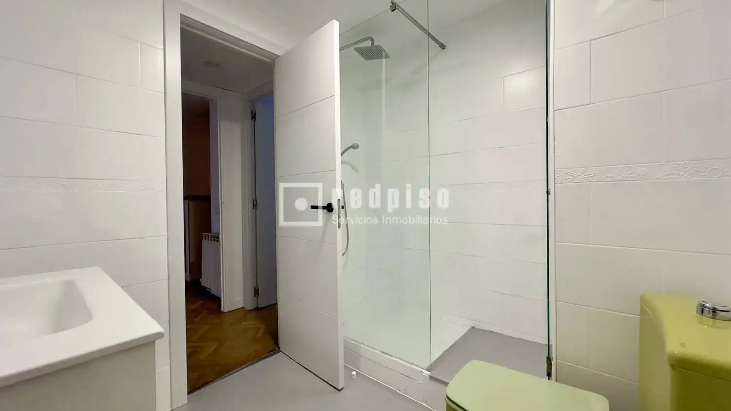 Bathroom of Flat for rent in Madrid  with Heating, Parquet flooring and Terrace