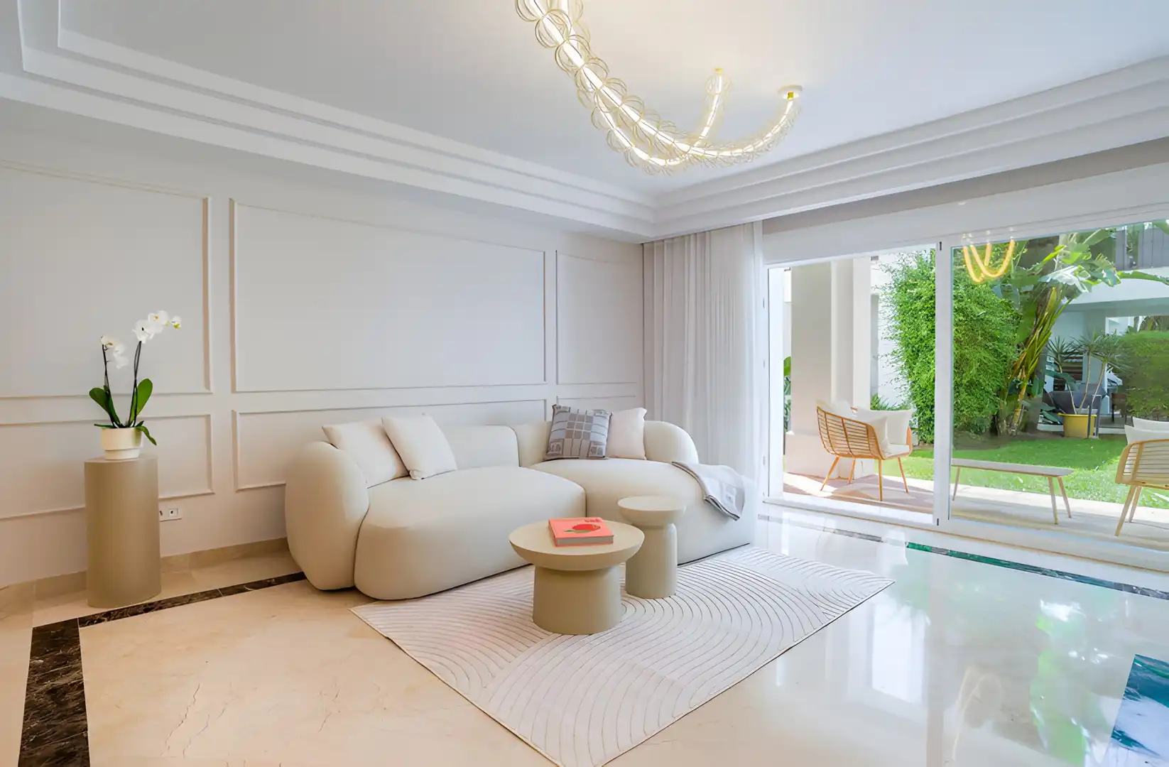 Sala d'estar de Planta baixa en venda en Marbella amb Aire condicionat, Terrassa i Piscina