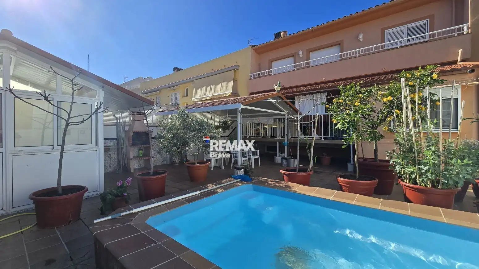 Schwimmbecken von Haus oder Chalet zum Verkauf in Pineda de Mar mit Klimaanlage, Heizung und Terrasse