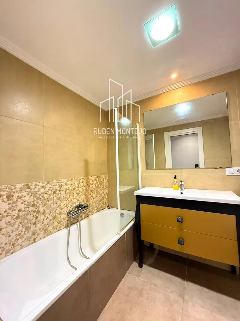 Baño de Piso de alquiler en Salamanca con Calefacción, Parquet y Terraza