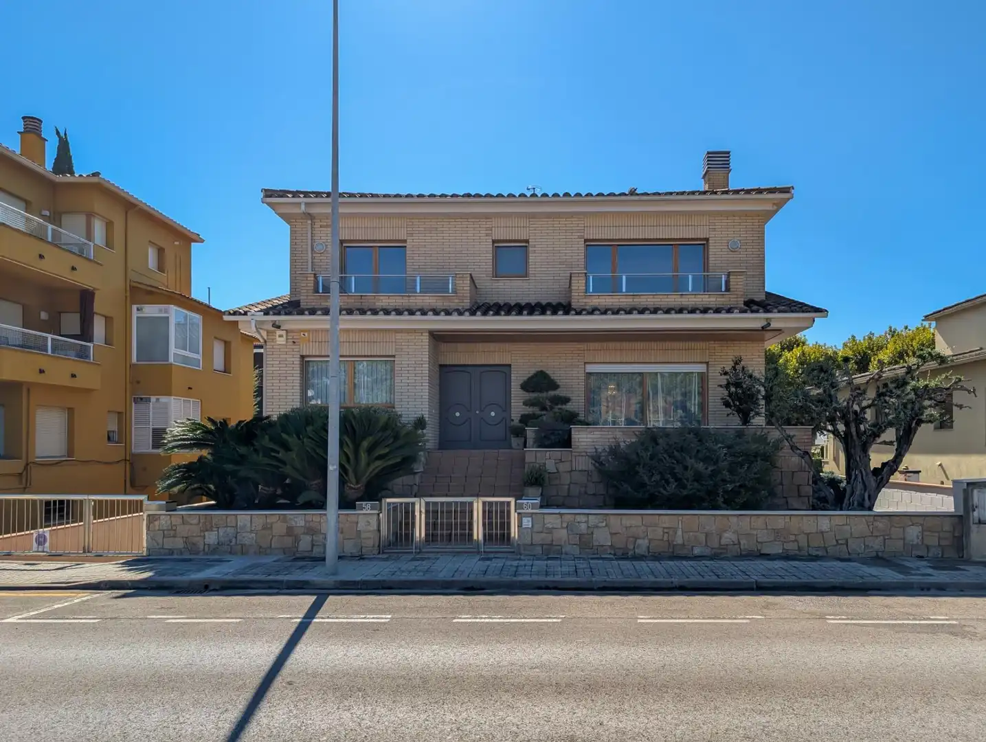 Vista exterior de Casa o xalet en venda en Banyoles amb Calefacció, Terrassa i Piscina