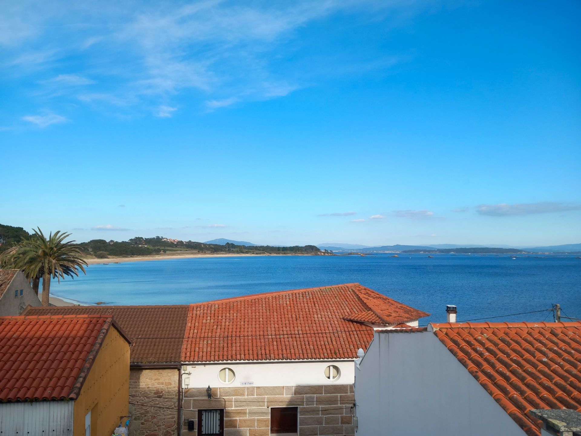 Vista exterior de Estudi en venda en Ribeira amb Calefacció, Moblat i Balcó