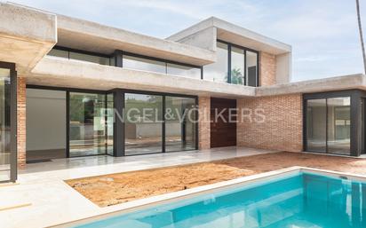 Vista exterior de Casa o xalet en venda en L'Eliana amb Aire condicionat, Terrassa i Piscina