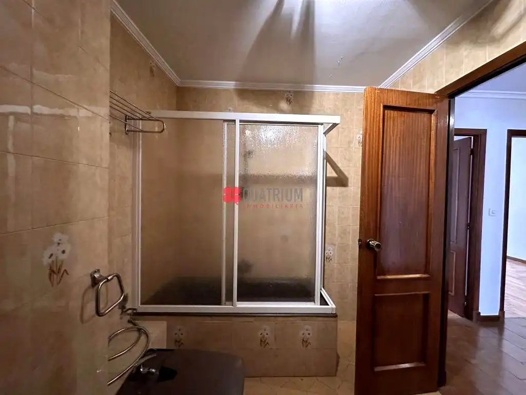 Habitación de Piso en venta en Ourense Capital  con Calefacción, Terraza y Trastero