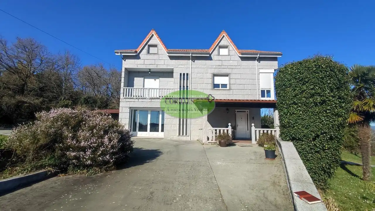 Chalet con terraza en venta en Toén