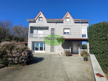 Detached house with balcony for sale in Toén