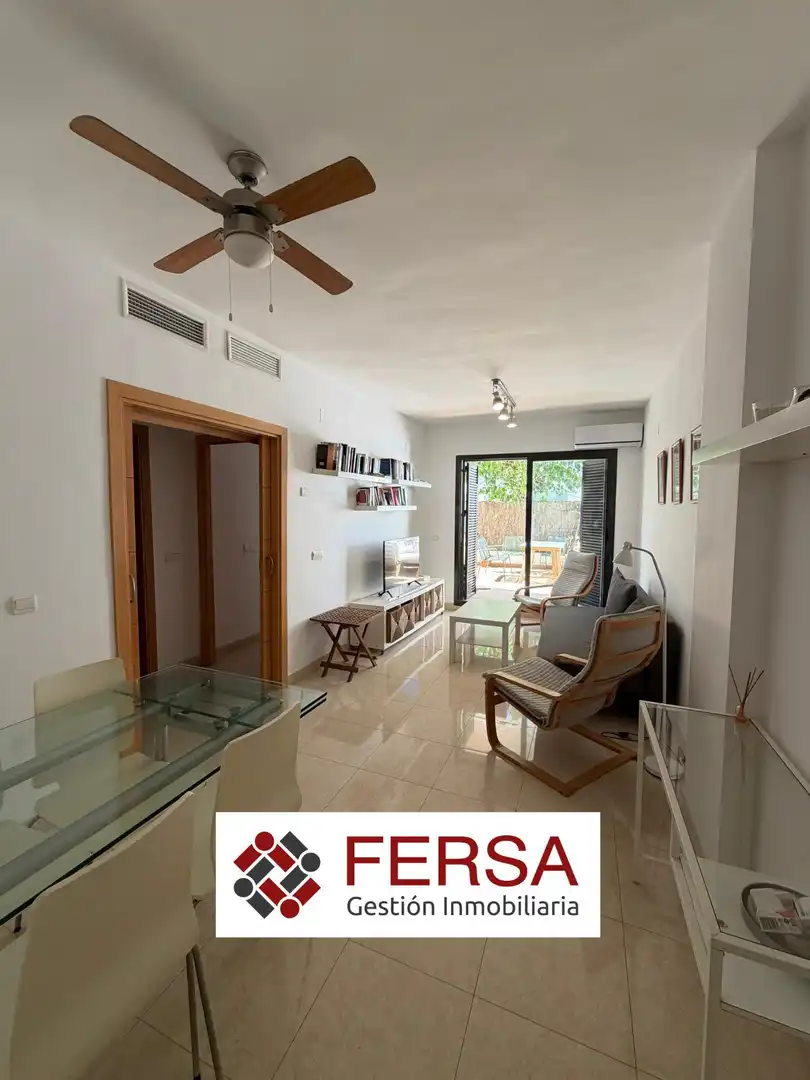 Sala d'estar de Apartament de lloguer en El Puerto de Santa María amb Calefacció, Jardí privat i Terrassa