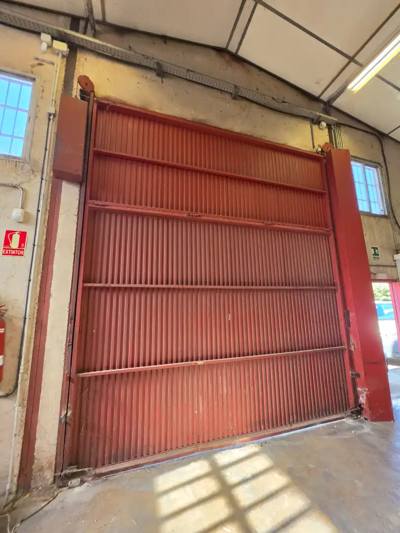 Außenansicht von Fabrikhallen zur Miete in Canovelles