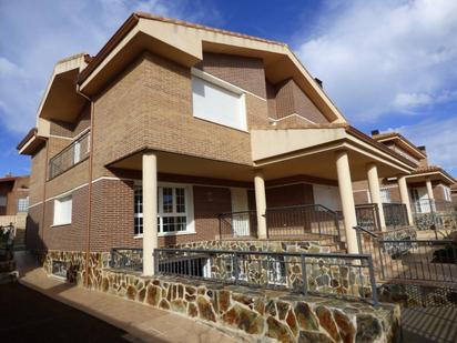 Vista exterior de Casa o xalet en venda en Guadalajara Capital amb Aire condicionat, Terrassa i Piscina