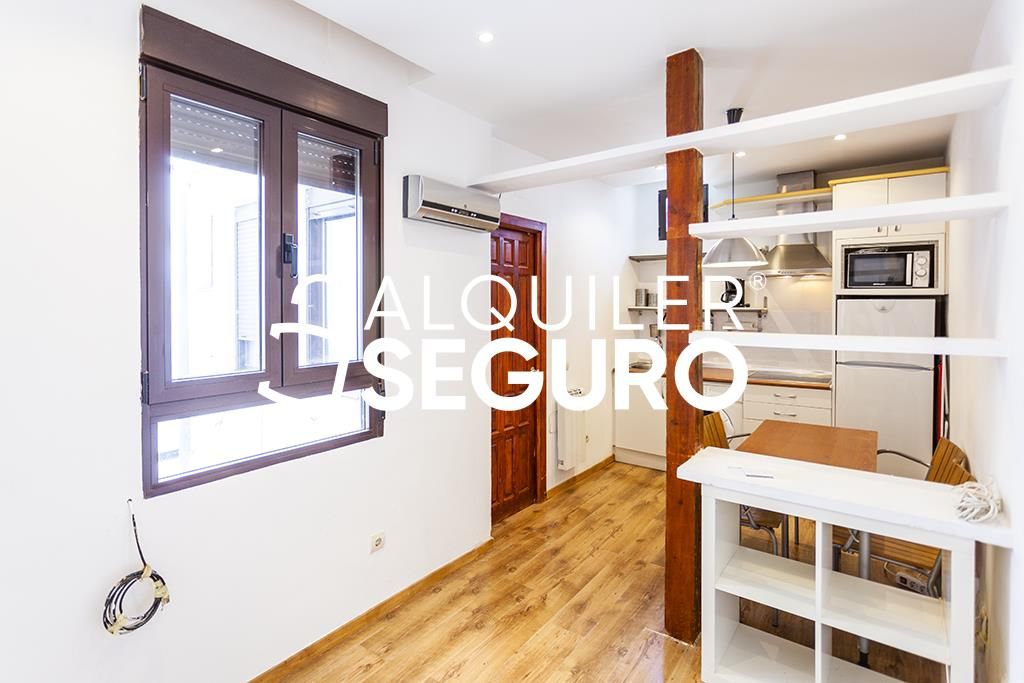 Habitación de Piso de alquiler en  Madrid Capital con Calefacción y Amueblado