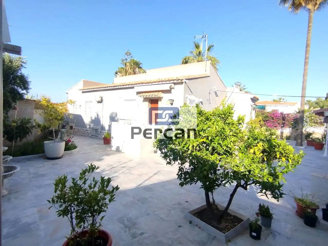 Vista exterior de Casa o xalet en venda en El Campello amb Aire condicionat, Jardí privat i Terrassa