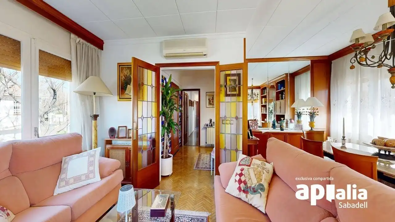 Sala d'estar de Casa o xalet en venda en Barberà del Vallès amb Aire condicionat, Calefacció i Jardí privat