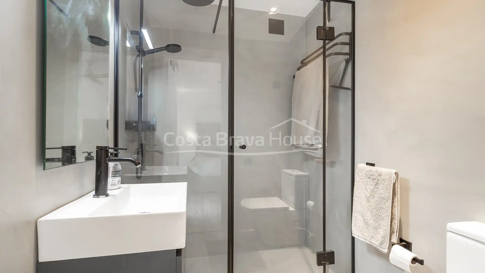 Bathroom of Apartments for sale in Palafrugell  with Air Conditioner, Heating and Parquet flooring