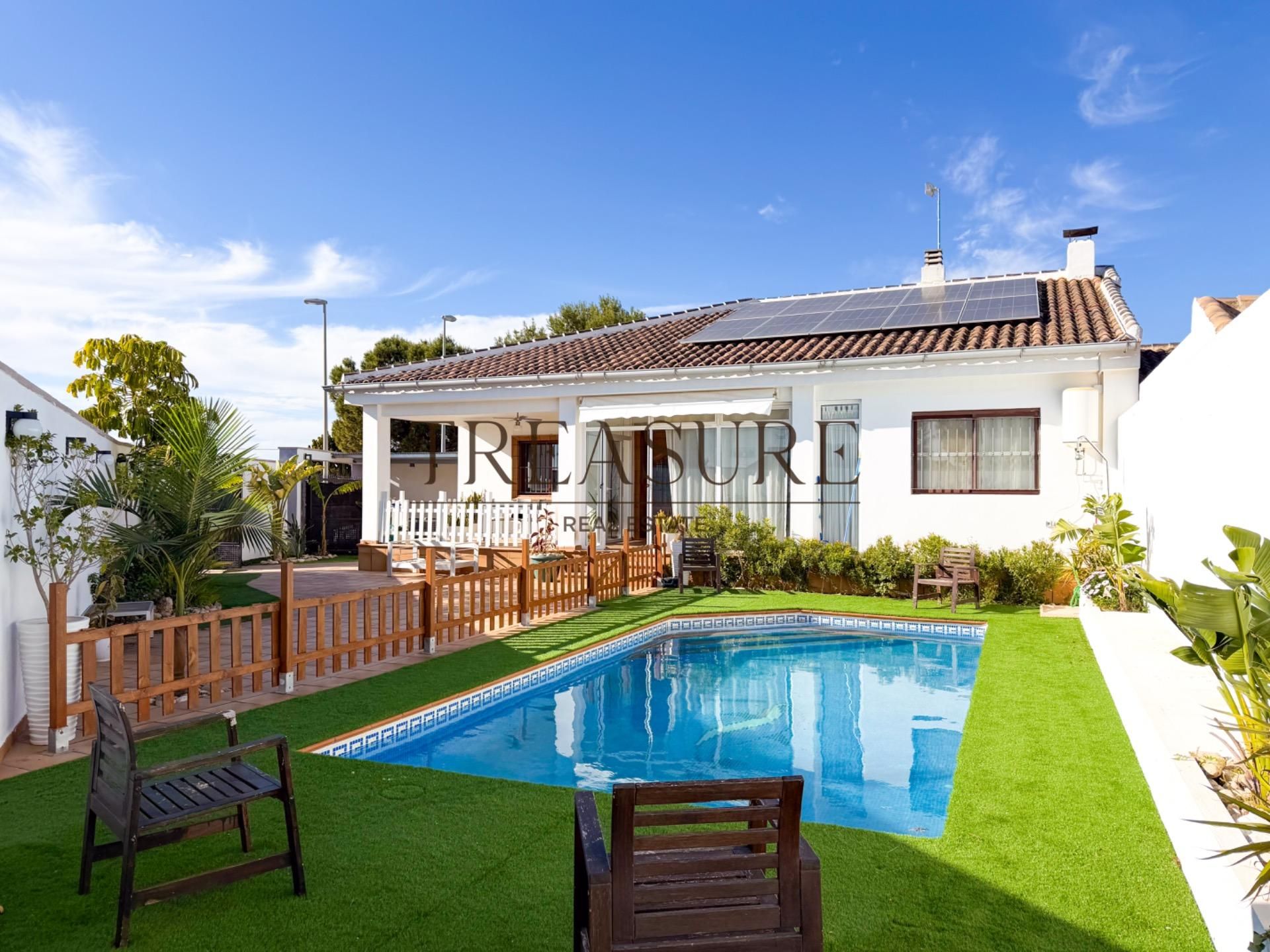 Vista exterior de Casa adosada en venda en Torre-Pacheco amb Jardí privat, Terrassa i Piscina