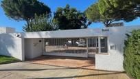 Vista exterior de Casa adosada en venda en Chiclana de la Frontera amb Aire condicionat, Jardí privat i Terrassa