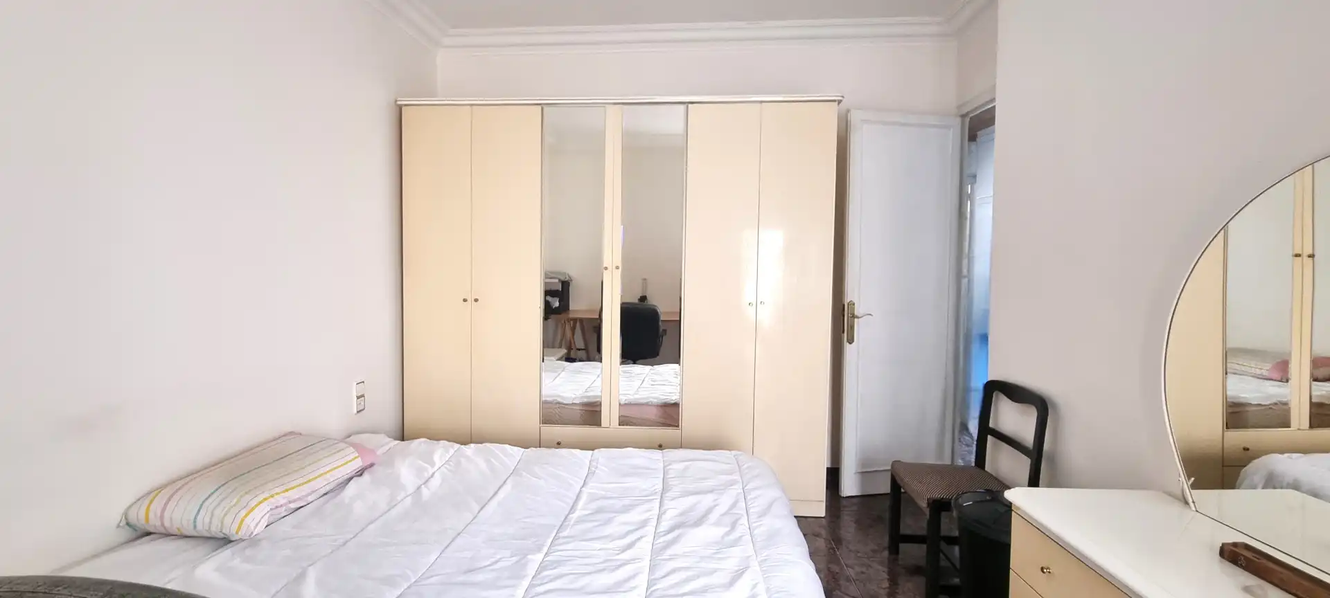 Schlafzimmer von Haus oder Chalet zum Verkauf in Badalona mit Klimaanlage, Heizung und Terrasse