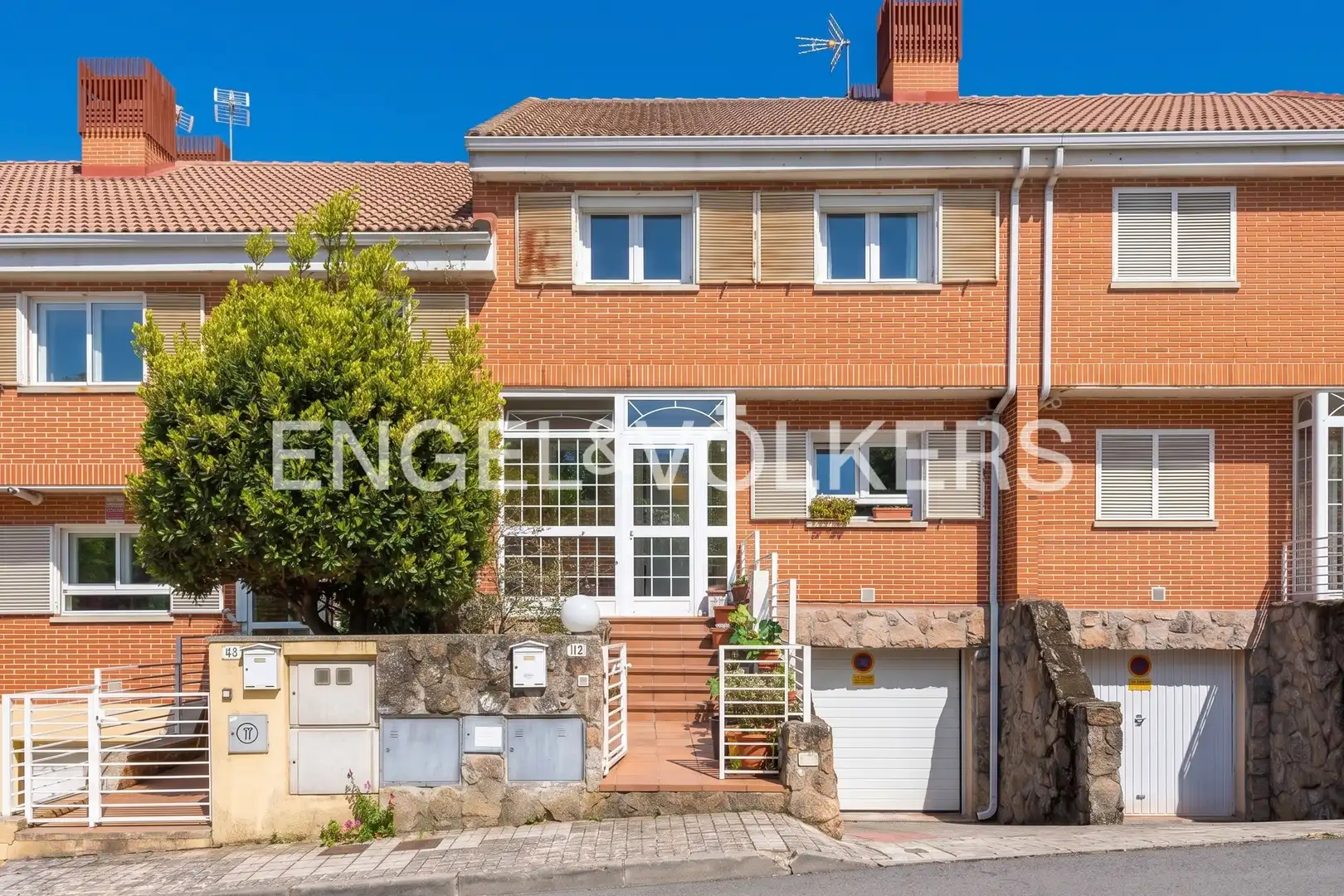 Vista exterior de Casa o chalet en venta en San Lorenzo de El Escorial con Calefacción y Jardín privado