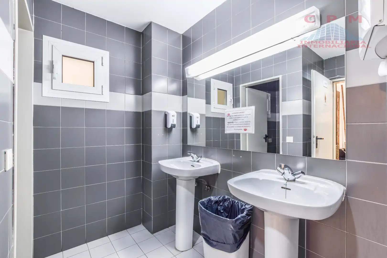 Baño de Oficina de alquiler en Madrid con Aire acondicionado, Calefacción y Trastero