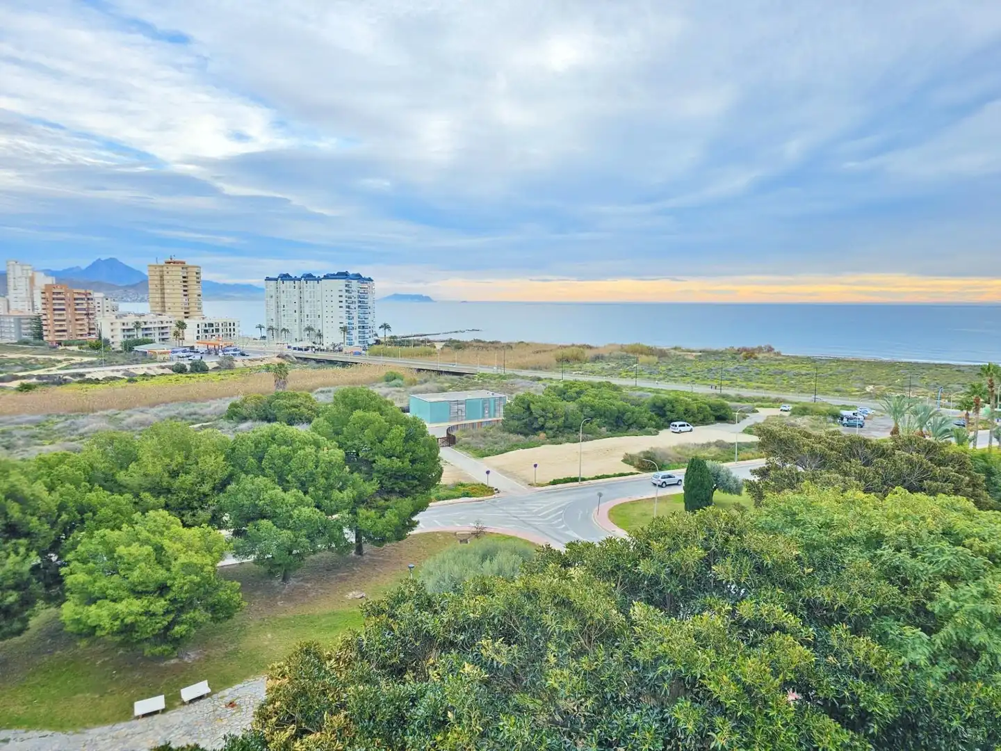 Außenansicht von Wohnung zum Verkauf in El Campello mit Klimaanlage, Terrasse und Abstellraum