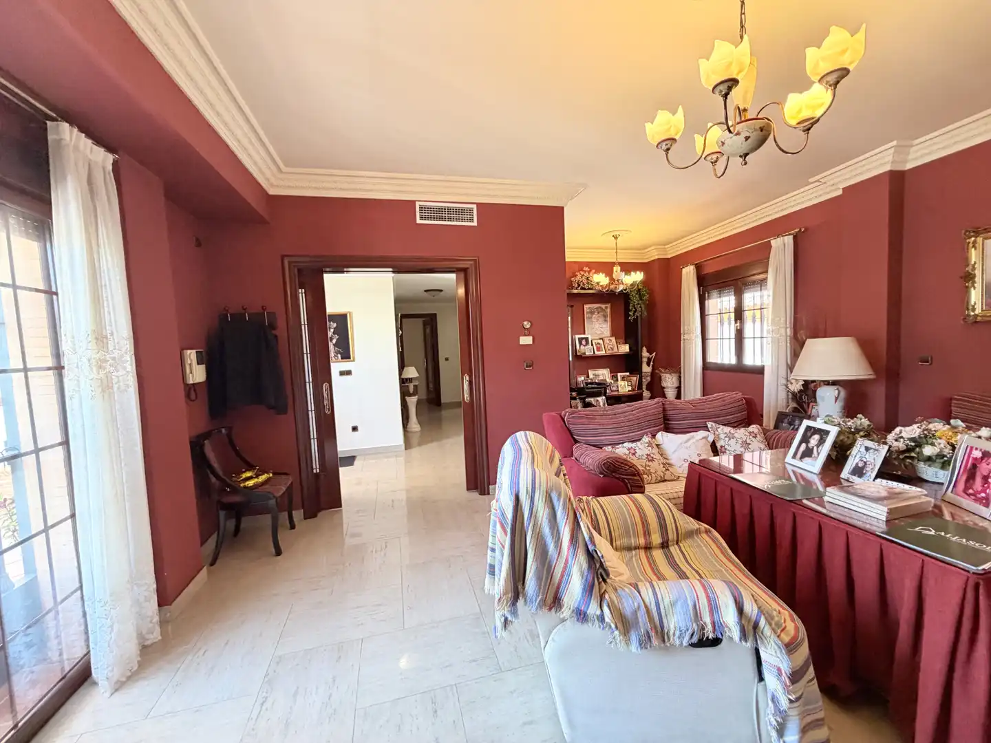 Sala d'estar de Casa o xalet en venda en Bormujos amb Aire condicionat, Jardí privat i Terrassa
