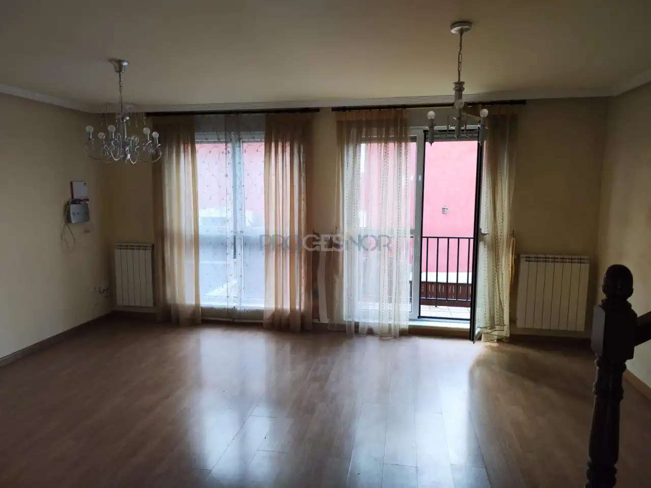 Dormitori de Casa adosada en venda en Valdefresno amb Calefacció, Jardí privat i Parquet