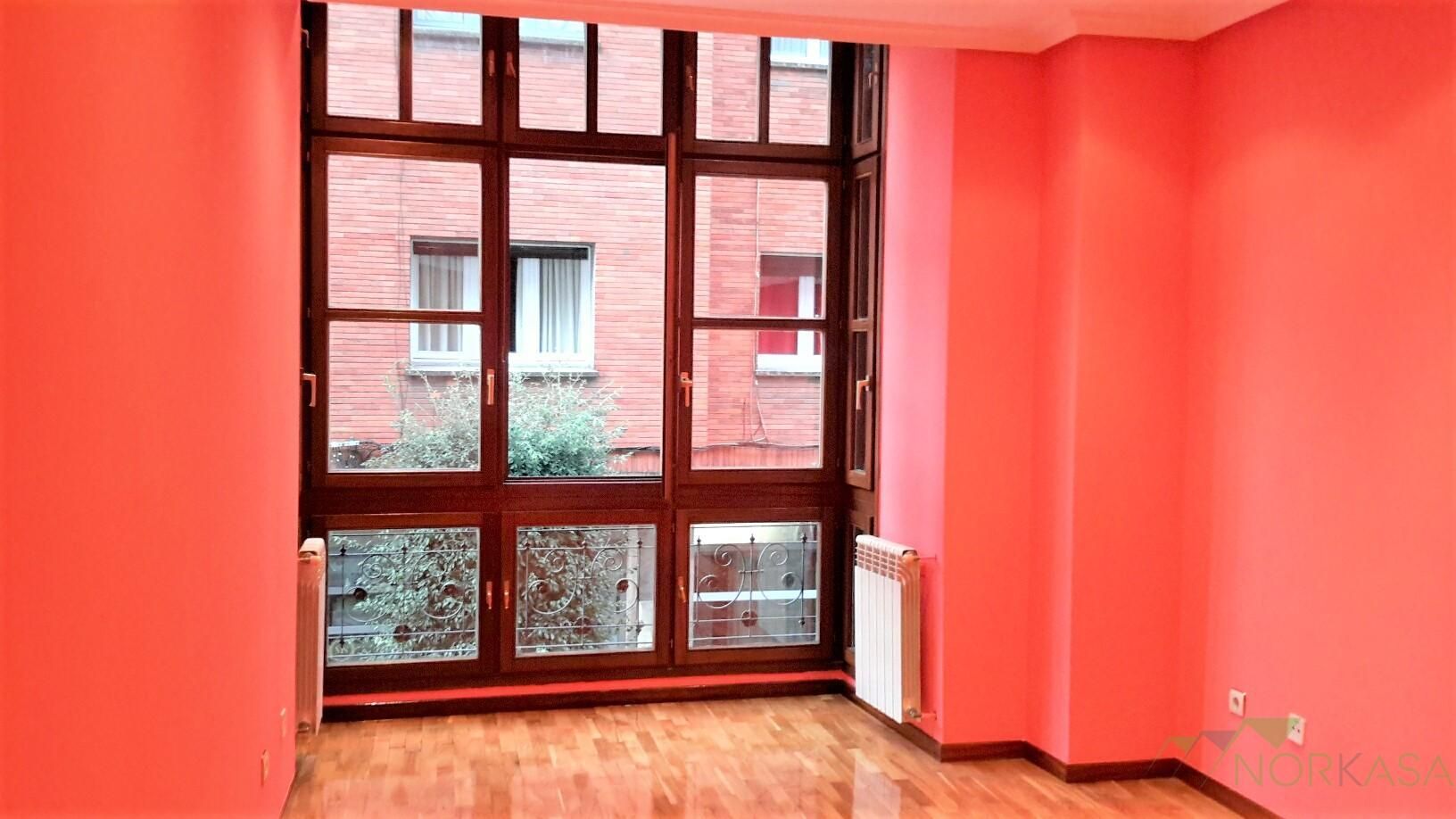 Apartament de lloguer en Oviedo  amb Calefacció, Parquet i Balcó
