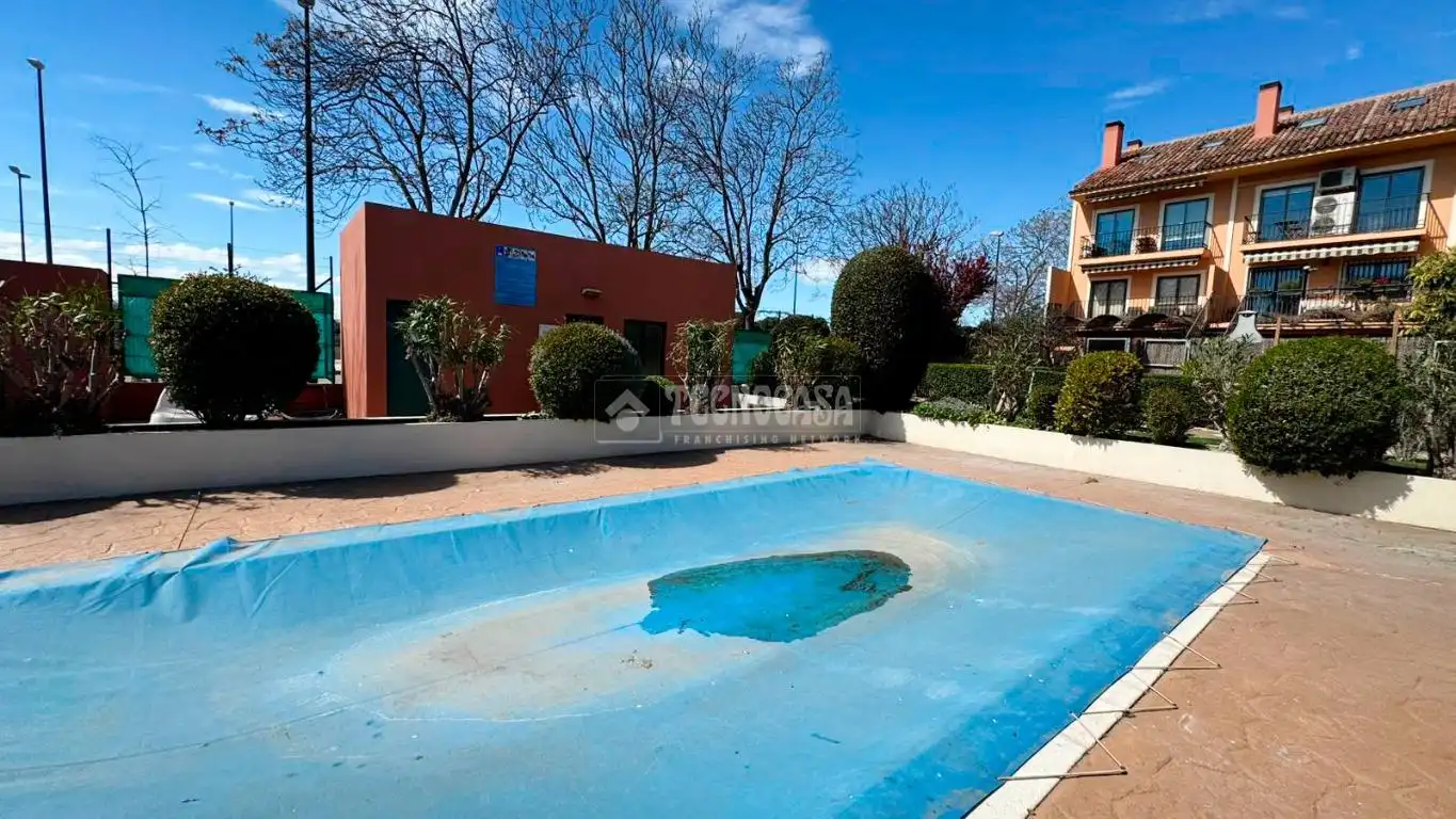 Piscina de Casa adosada en venta en Zaragoza con Aire acondicionado, Terraza y Piscina comunitaria