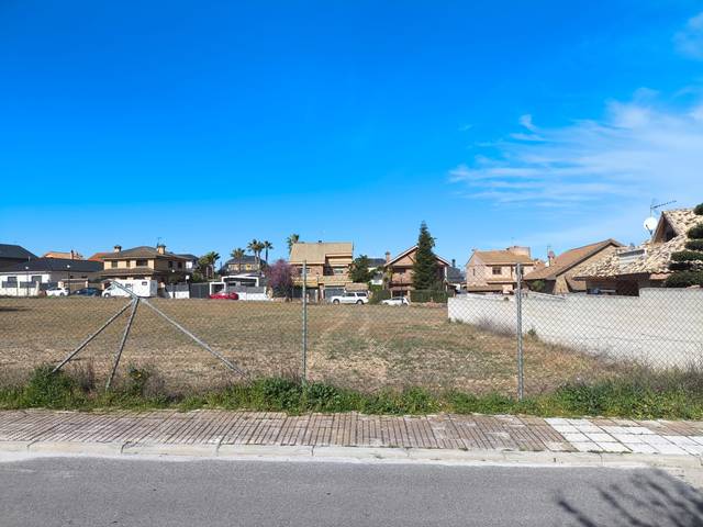 Terreno residencial en Venta en Calle del Haya, 11 en Serranillos del Valle