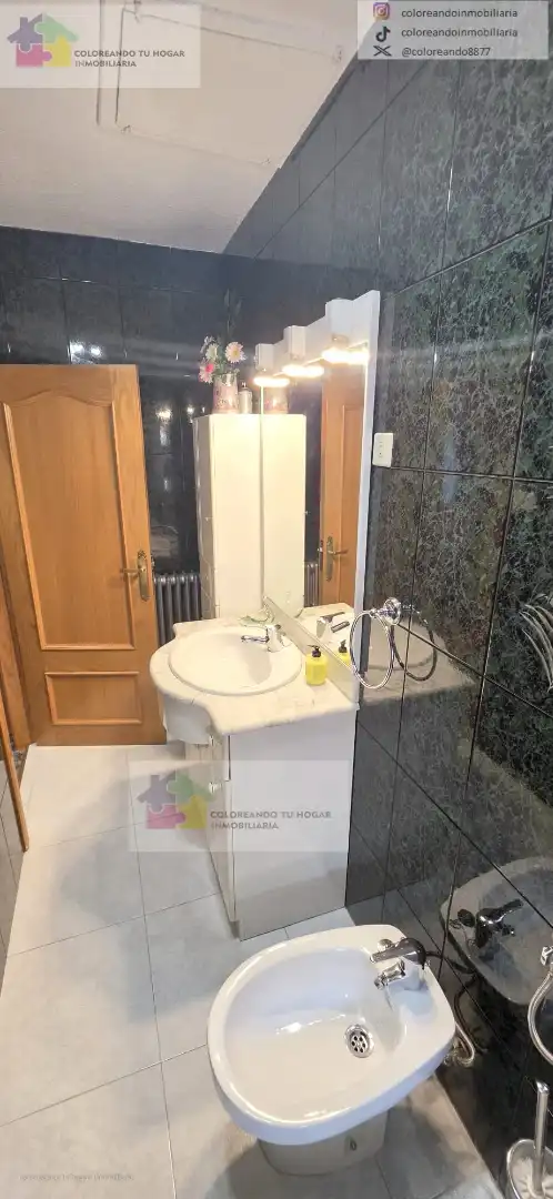 Bany de Casa o xalet en venda en La Pola de Gordón  amb Calefacció, Jardí privat i Parquet
