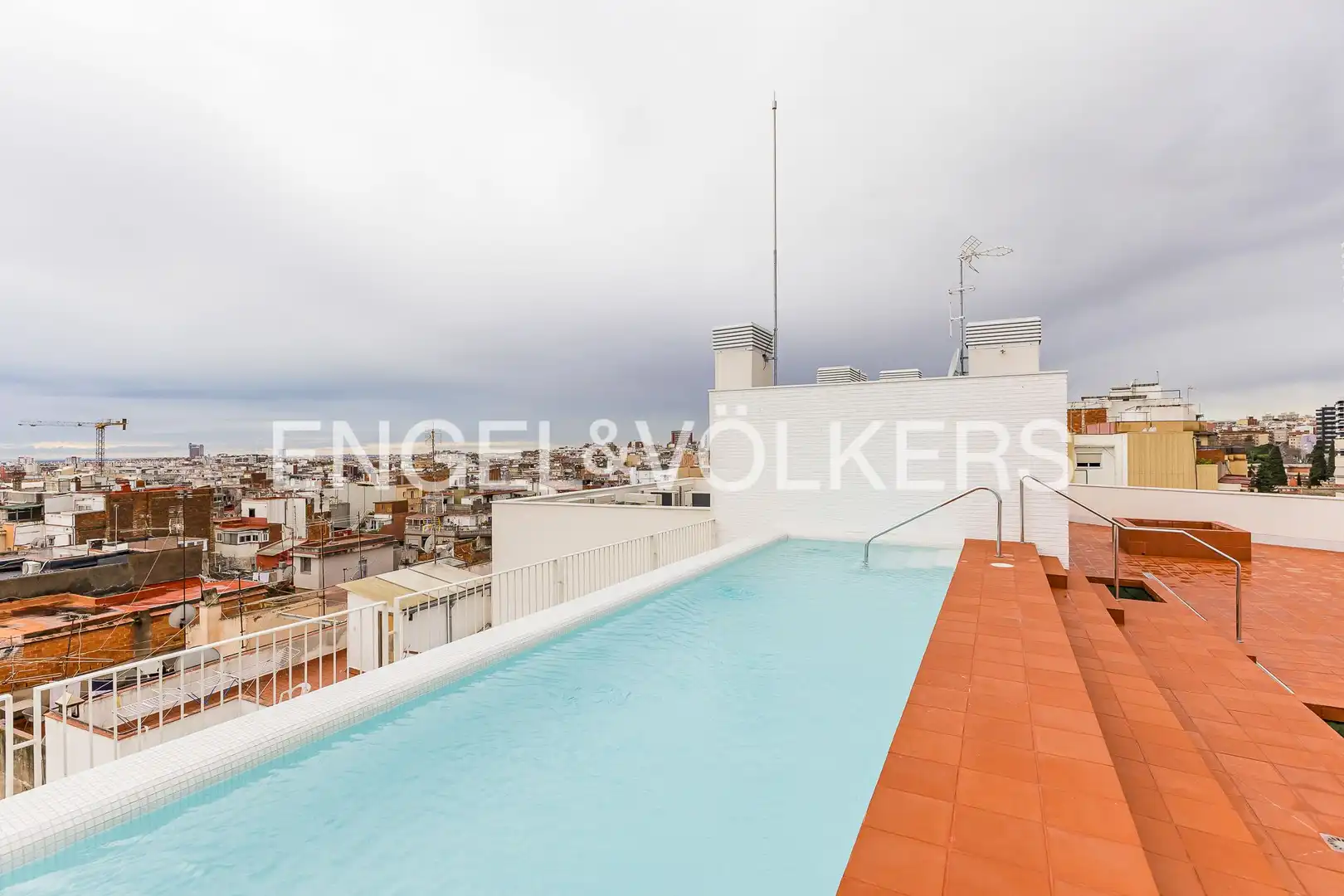 Swimming pool of Flat for sale in L'Hospitalet de Llobregat  with Air Conditioner, Heating and Terrace