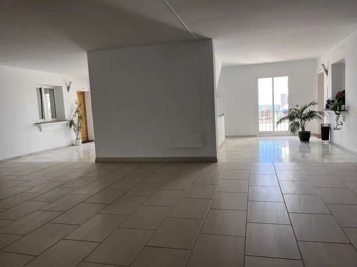Sala d'estar de Apartament de lloguer en Estepona amb Calefacció, Terrassa i Moblat