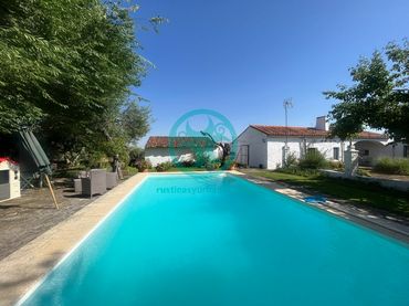 Casa rústica amb piscina en venda a Calle Aguaperal