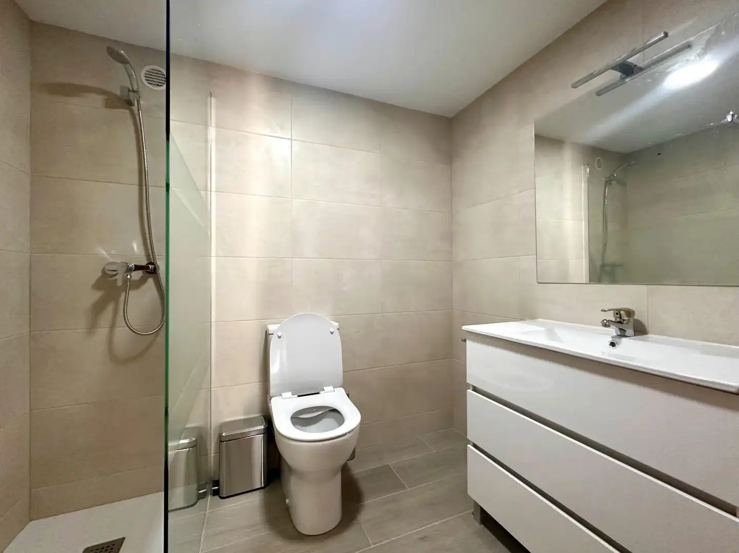 Bathroom of Flat for rent in Granada  with Air Conditioner, Heating and Terrace