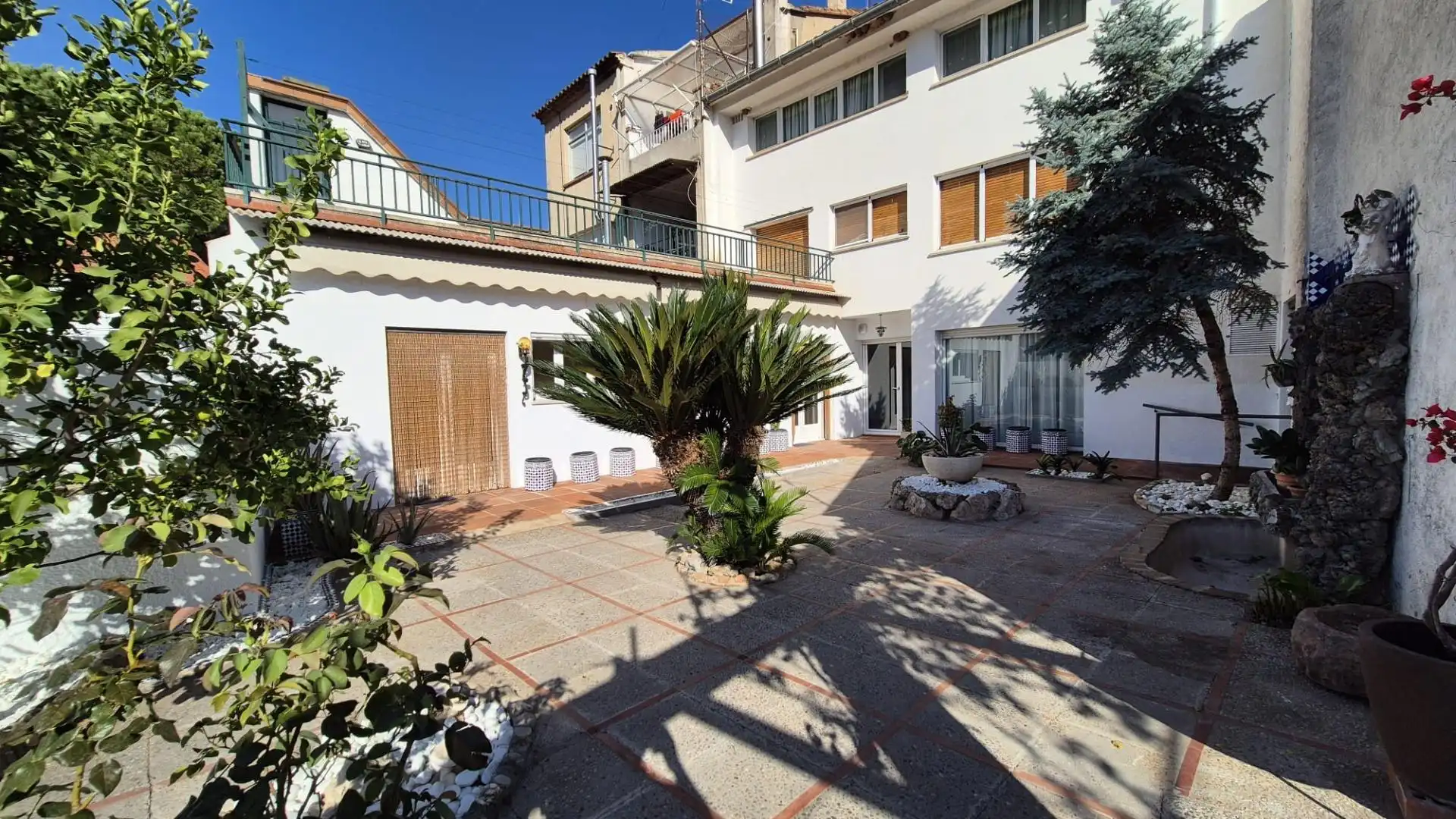 Vista exterior de Casa o xalet de lloguer en Castellar del Vallès amb Calefacció, Jardí privat i Alarma
