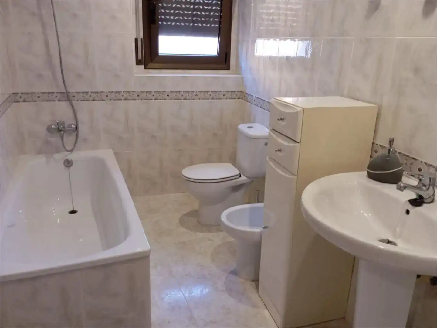 Bathroom of Study for share in Cistella  with Air Conditioner, Private garden and Furnished