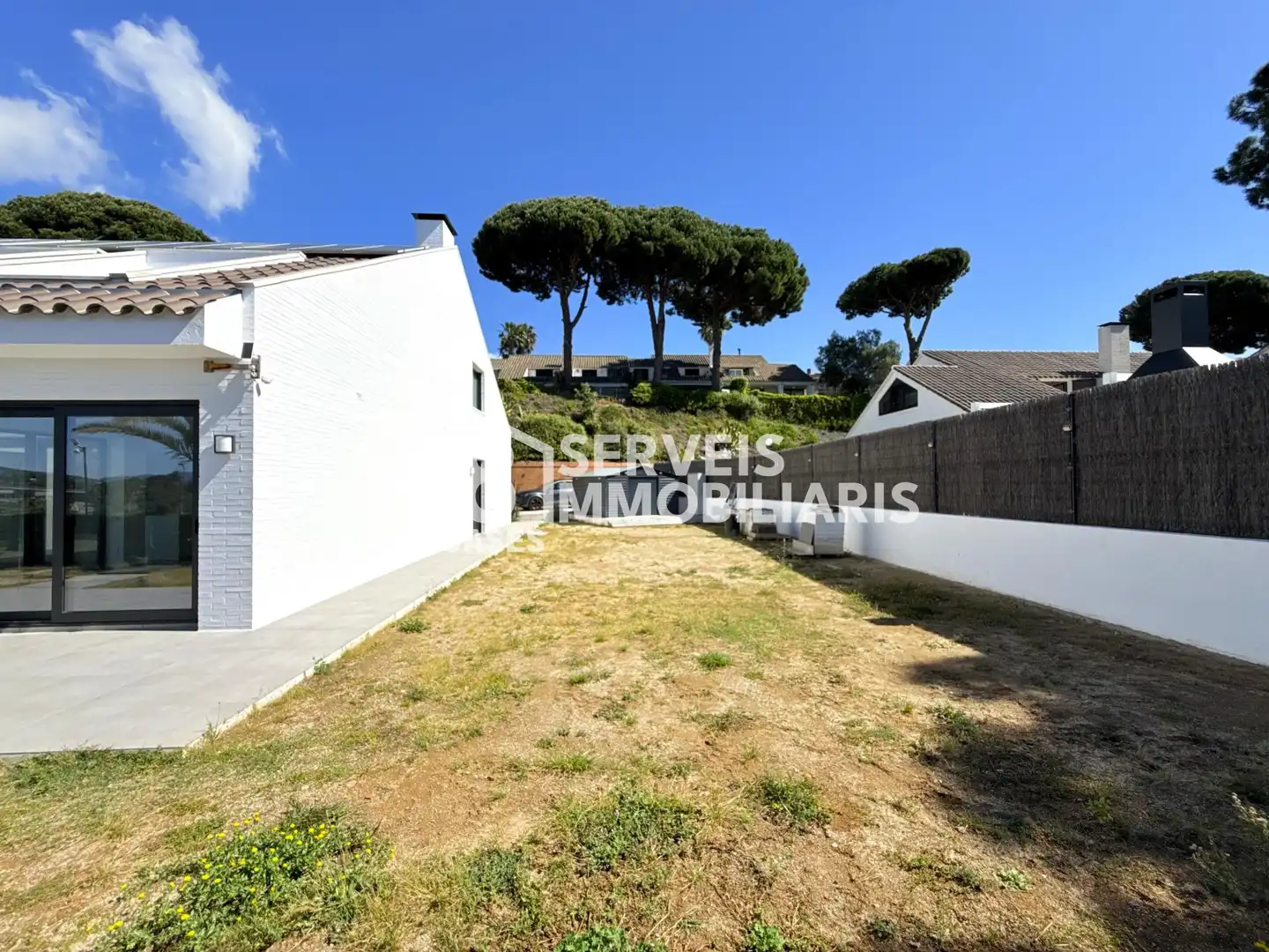 Vista exterior de Casa adosada en venda en Caldes d'Estrac amb Calefacció, Jardí privat i Terrassa