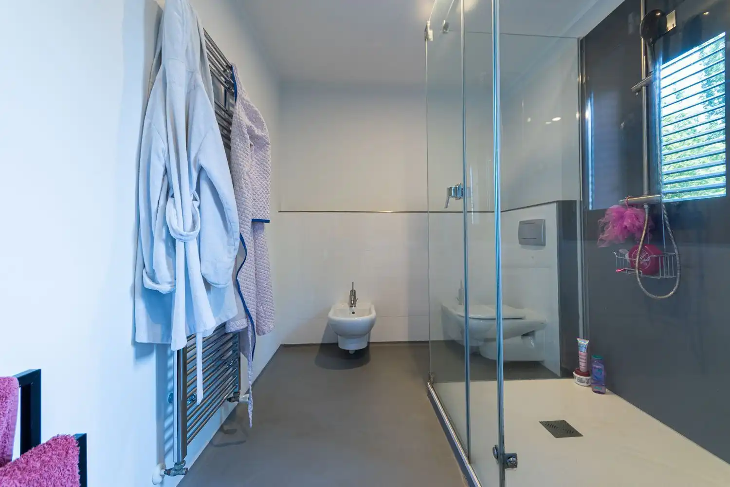 Badezimmer von Einfamilien-Reihenhaus zum Verkauf in Boadilla del Monte mit Klimaanlage, Heizung und Abstellraum