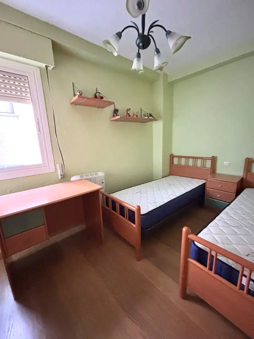 Schlafzimmer von Wohnung zum Verkauf in Plasencia mit Klimaanlage, Parkett und Ofen